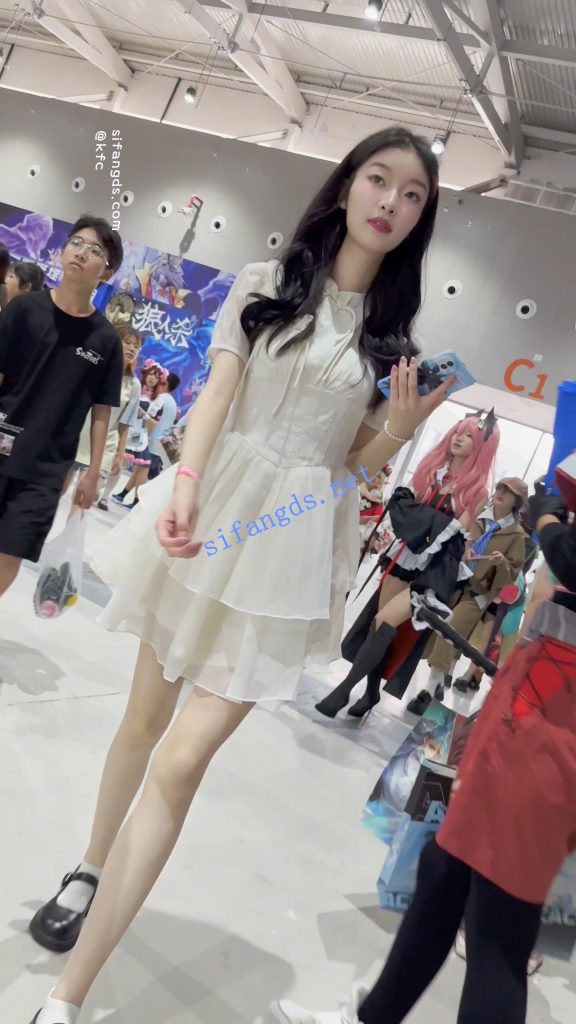 【永久专享】【KFC】白色长裙学生妹独自逛街·白色内内前后CD【1V】【738M】