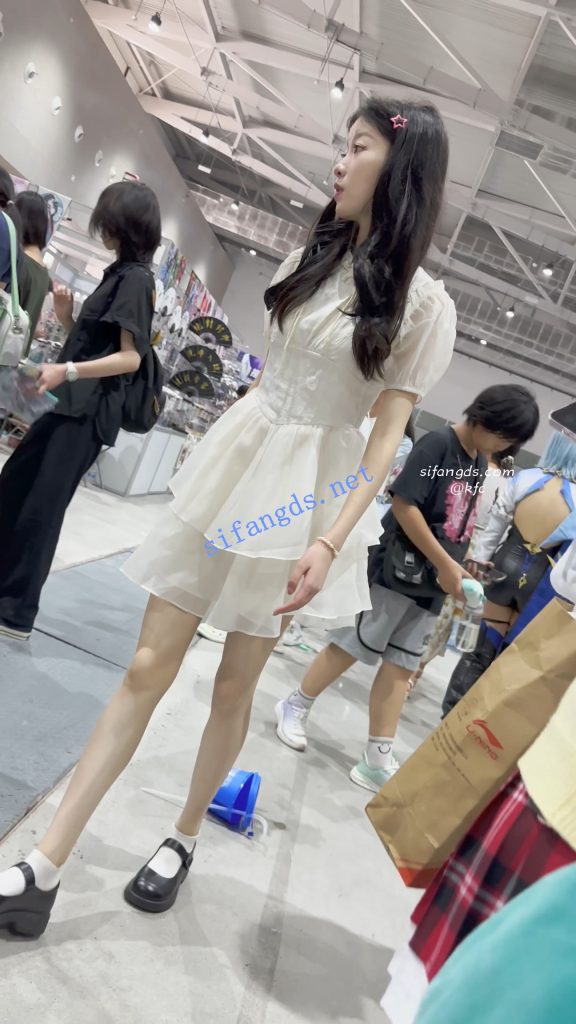 【永久专享】【KFC】白色长裙学生妹独自逛街·白色内内前后CD【1V】【738M】