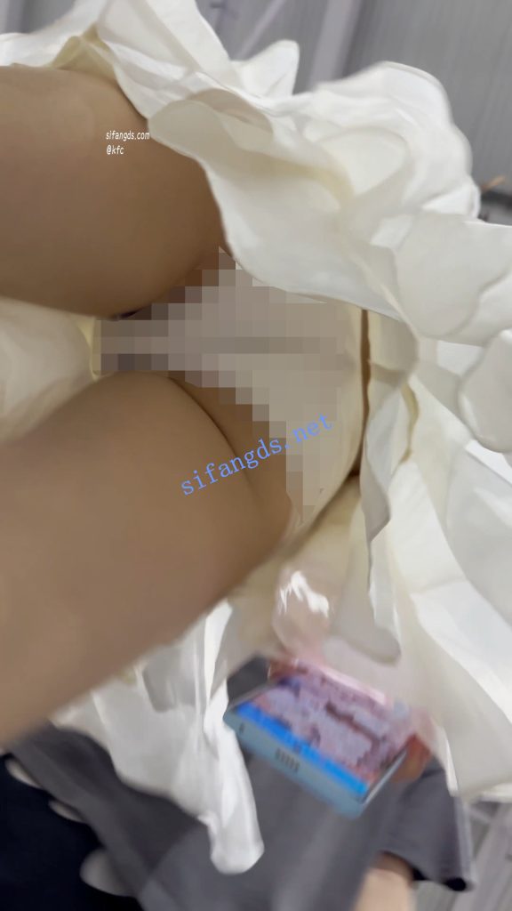 【永久专享】【KFC】白色长裙学生妹独自逛街·白色内内前后CD【1V】【738M】