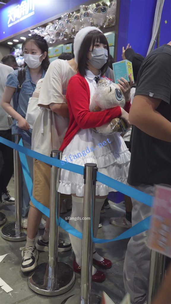 【永久专享】【xxn-313】路人女主cos小姐姐..护栏反光照亮蕾丝边内裤【1V】【346M】