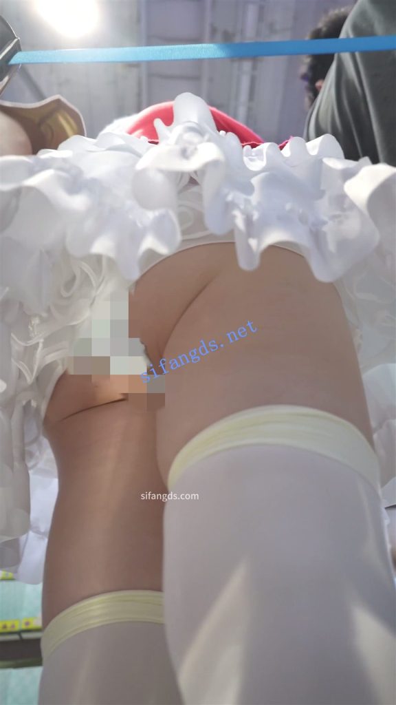 【永久专享】【xxn-313】路人女主cos小姐姐..护栏反光照亮蕾丝边内裤【1V】【346M】