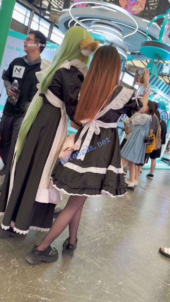 【永久专享】【KFC】女仆裙学生妹和闺蜜逛街拍照·吊带丝袜粉色内内性感【256M】