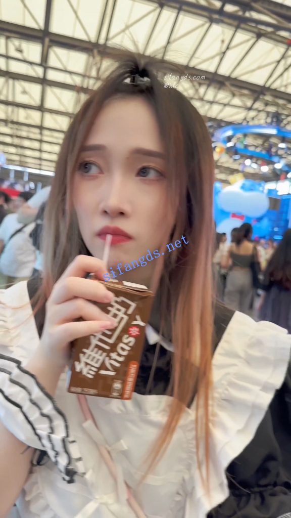 【永久专享】【KFC】女仆裙学生妹和闺蜜逛街拍照·吊带丝袜粉色内内性感【256M】