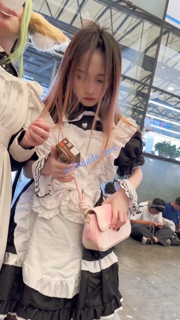 【永久专享】【KFC】女仆裙学生妹和闺蜜逛街拍照·吊带丝袜粉色内内性感【256M】