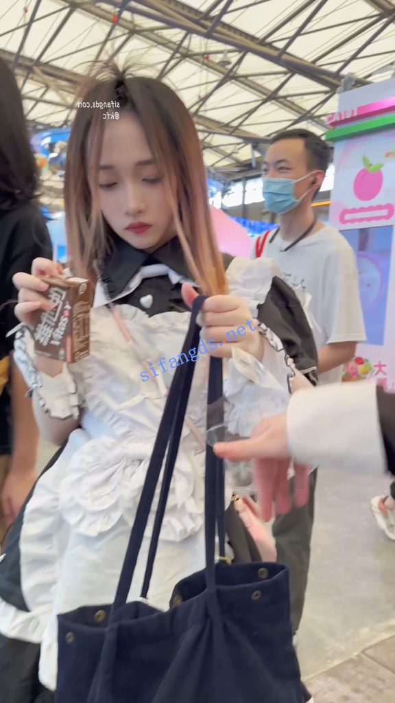 【永久专享】【KFC】女仆裙学生妹和闺蜜逛街拍照·吊带丝袜粉色内内性感【256M】