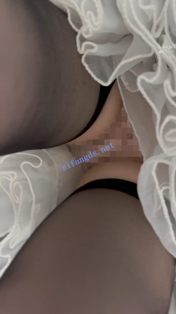 【永久专享】【KFC】女仆裙学生妹和闺蜜逛街拍照·吊带丝袜粉色内内性感【256M】