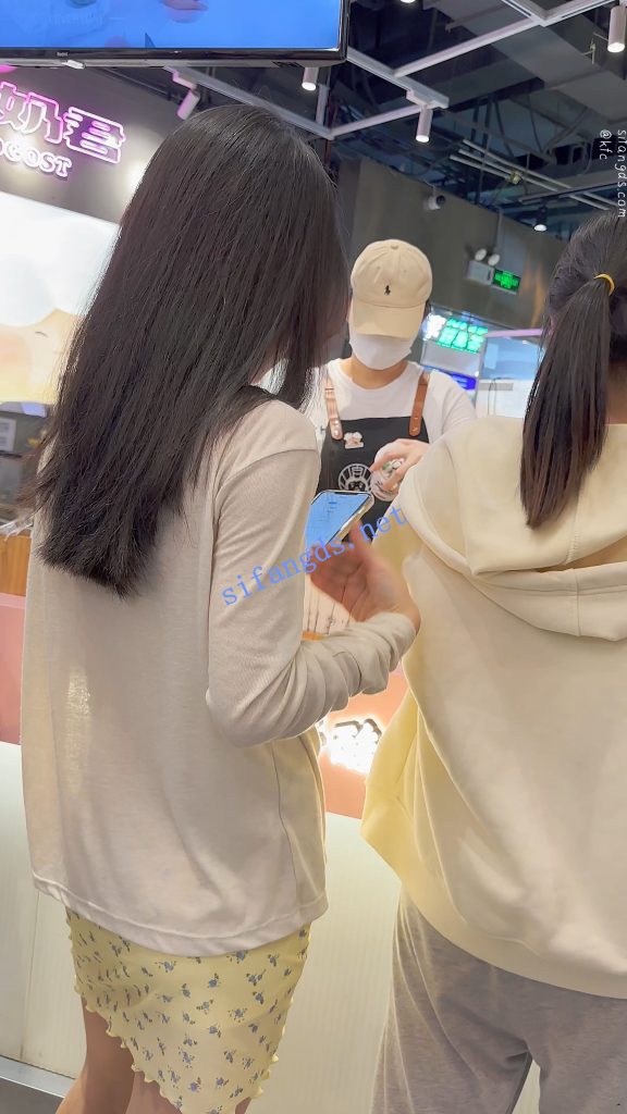 【永久专享】【KFC】学妹和同学逛街·别人学生装只有她穿了包臀裙骚窄内【1V】【318M】