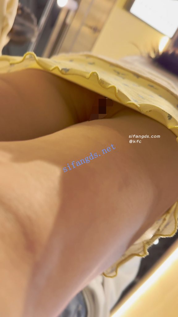 【永久专享】【KFC】学妹和同学逛街·别人学生装只有她穿了包臀裙骚窄内【1V】【318M】