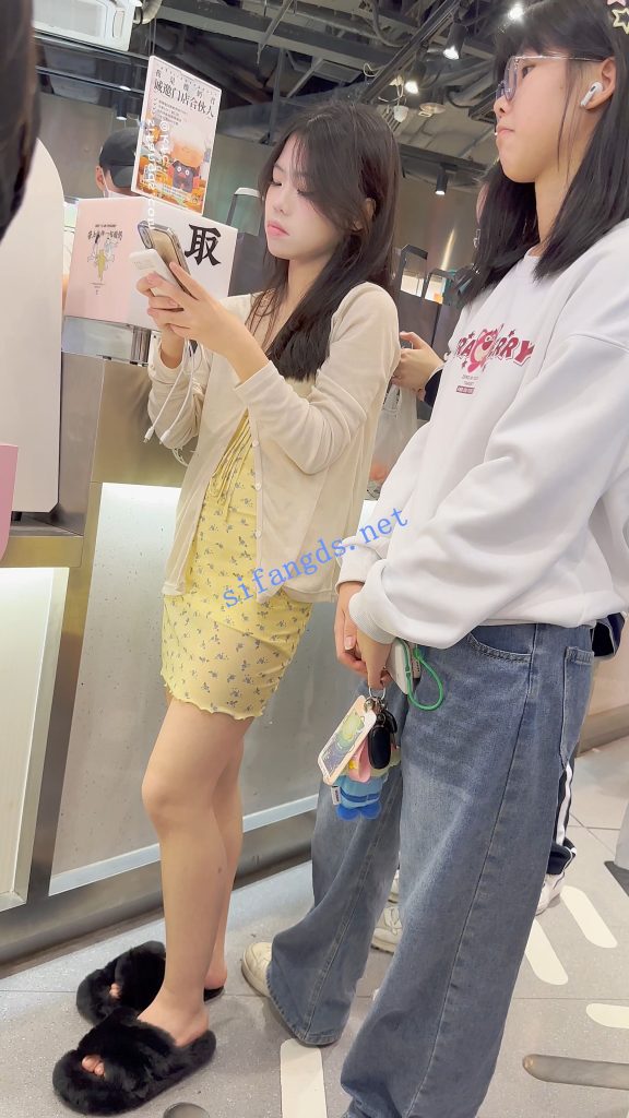 【永久专享】【KFC】学妹和同学逛街·别人学生装只有她穿了包臀裙骚窄内【1V】【318M】