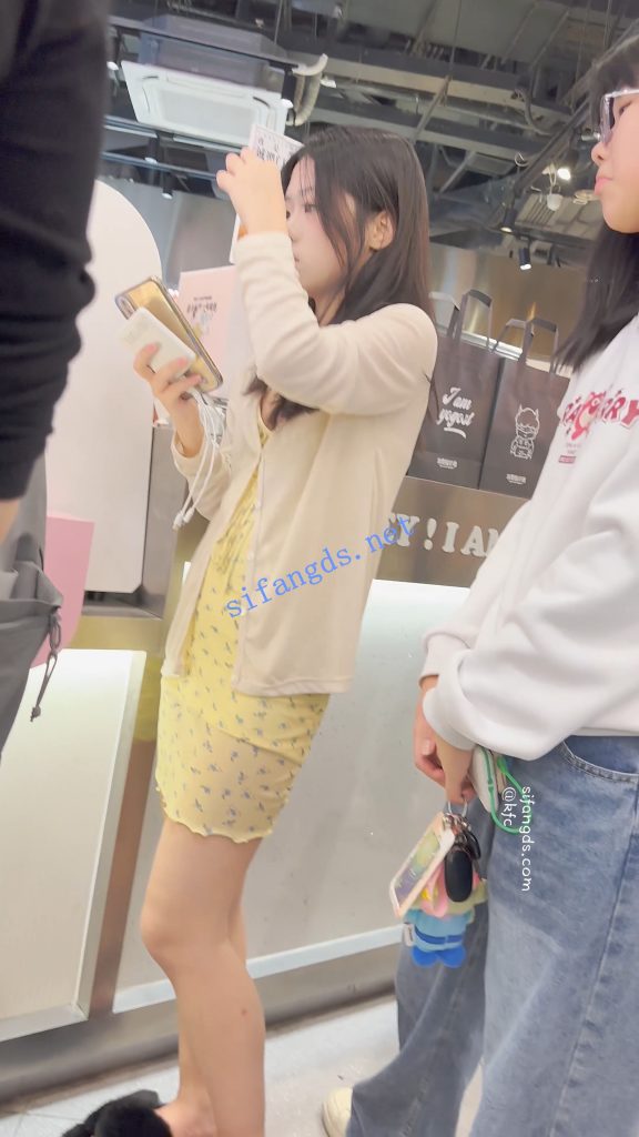 【永久专享】【KFC】学妹和同学逛街·别人学生装只有她穿了包臀裙骚窄内【1V】【318M】