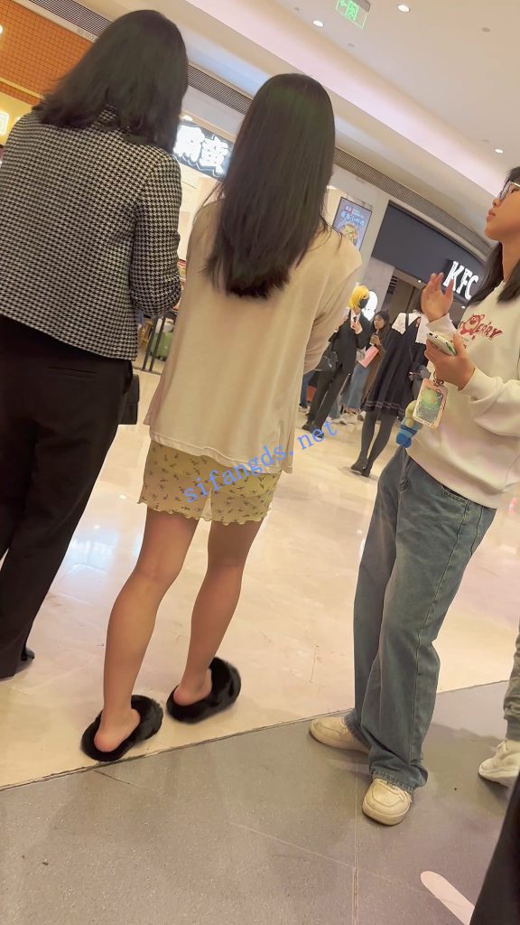 【永久专享】【KFC】学妹和同学逛街·别人学生装只有她穿了包臀裙骚窄内【1V】【318M】