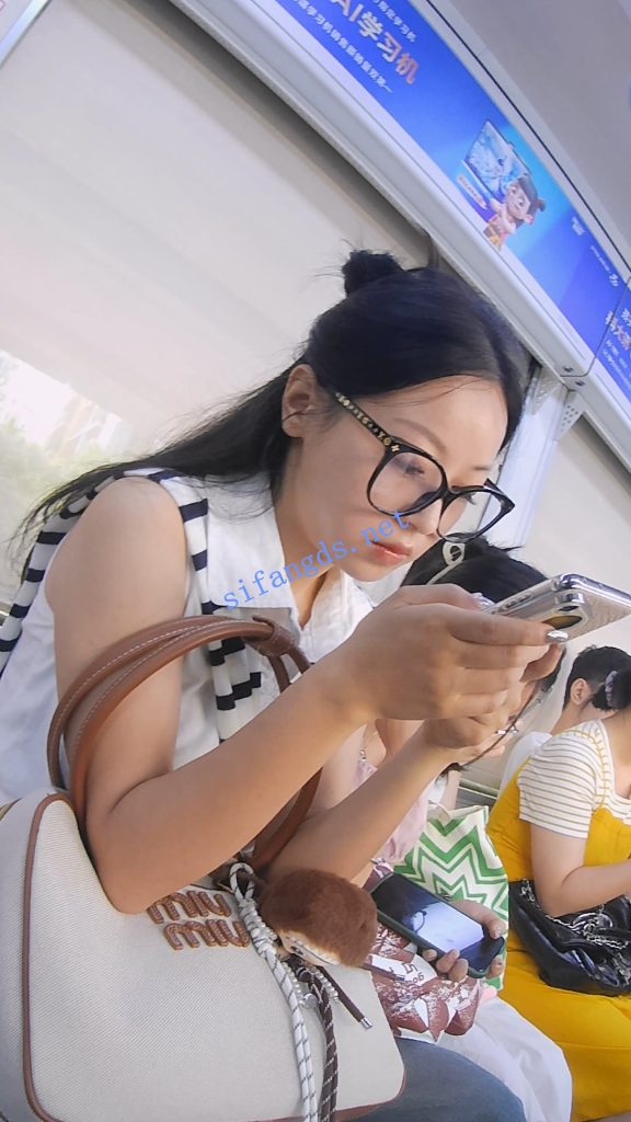 【永久专享】『D·D』-213-白衬衣连衣裙，眼镜女，岔开腿浅黄内【1V】【1.56G】