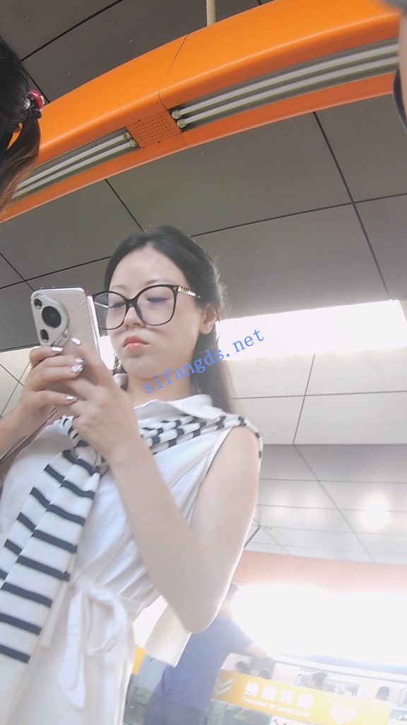 【永久专享】『D·D』-213-白衬衣连衣裙，眼镜女，岔开腿浅黄内【1V】【1.56G】