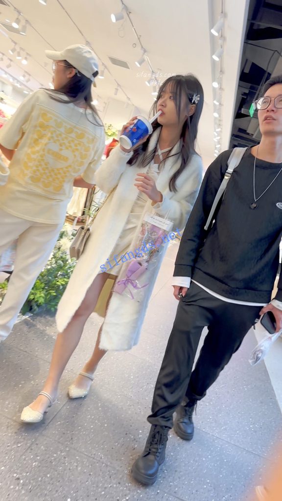 【永久专享】【KFC】学生妹和男友逛街·厚披风里面藏着性感短裙·微透白内【1V】【606M】