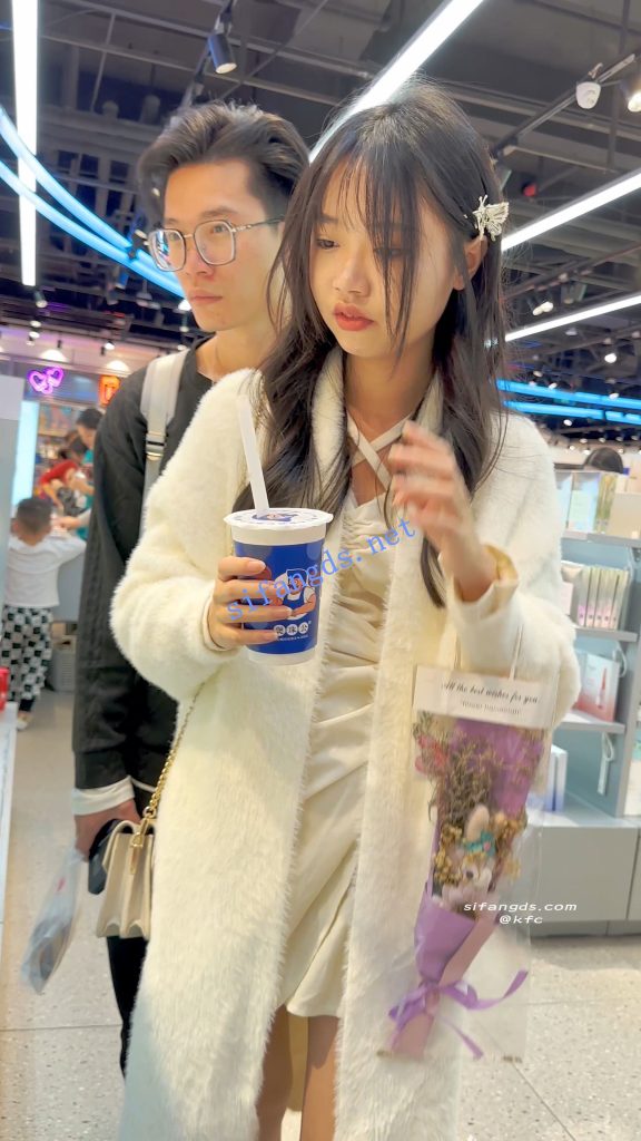 【永久专享】【KFC】学生妹和男友逛街·厚披风里面藏着性感短裙·微透白内【1V】【606M】