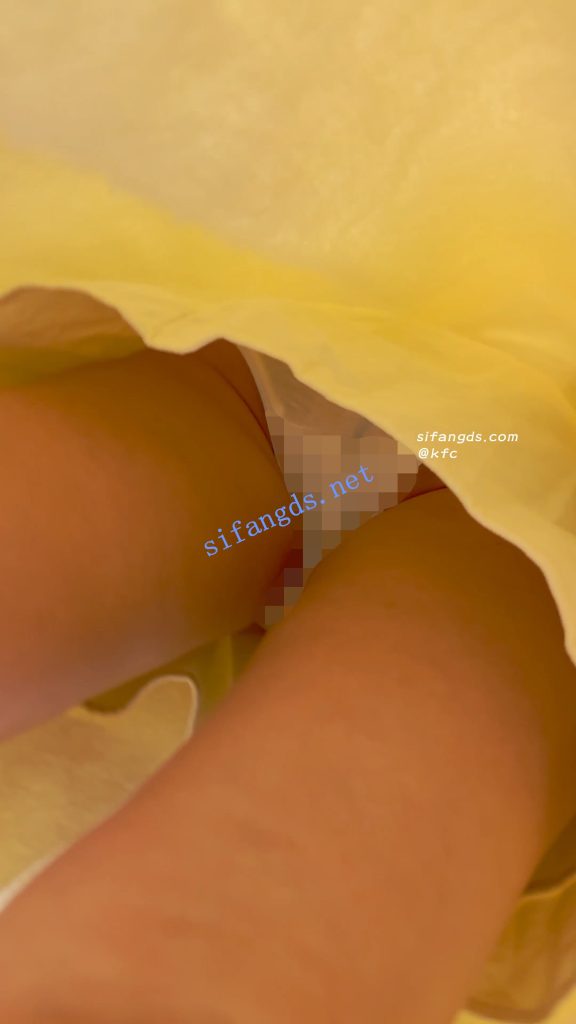 【永久专享】【KFC】学生妹和男友逛街·厚披风里面藏着性感短裙·微透白内【1V】【606M】