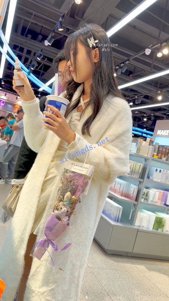 【永久专享】【KFC】学生妹和男友逛街·厚披风里面藏着性感短裙·微透白内【1V】【606M】