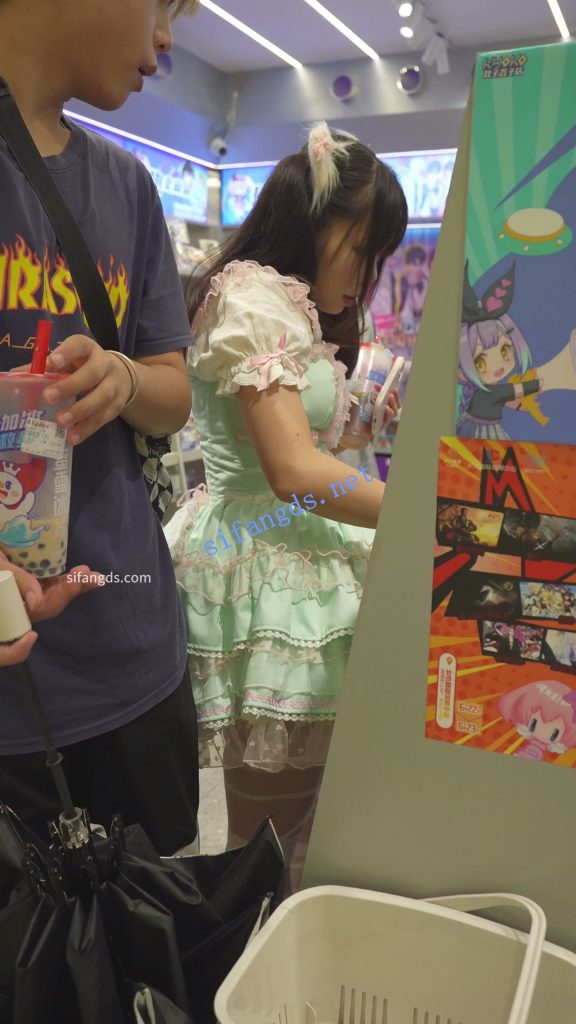 【永久专享】(BC-AA-590)双马尾蕾丝裙小学妹..弯腰CD蕾丝边内裤看镜头了【1V】【458M】