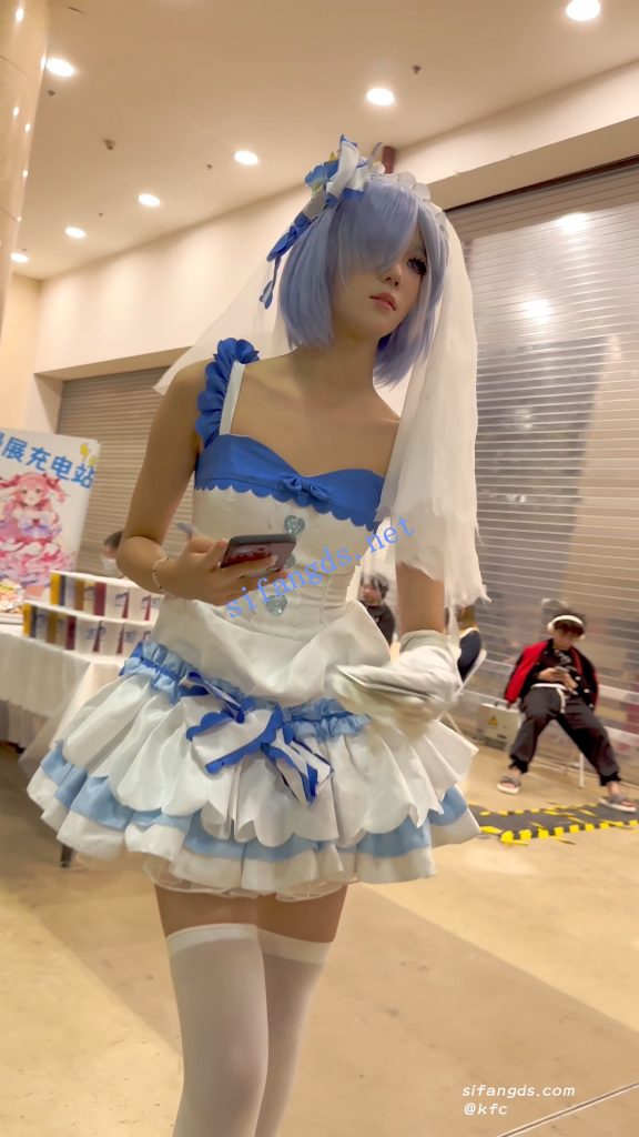 【永久专享】【KFC】顶级身材COSER蕾姆学生妹·过膝白丝婚纱短裙白内可爱【1V】【1.31G】