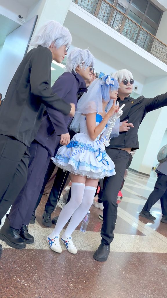 【永久专享】【KFC】顶级身材COSER蕾姆学生妹·过膝白丝婚纱短裙白内可爱【1V】【1.31G】