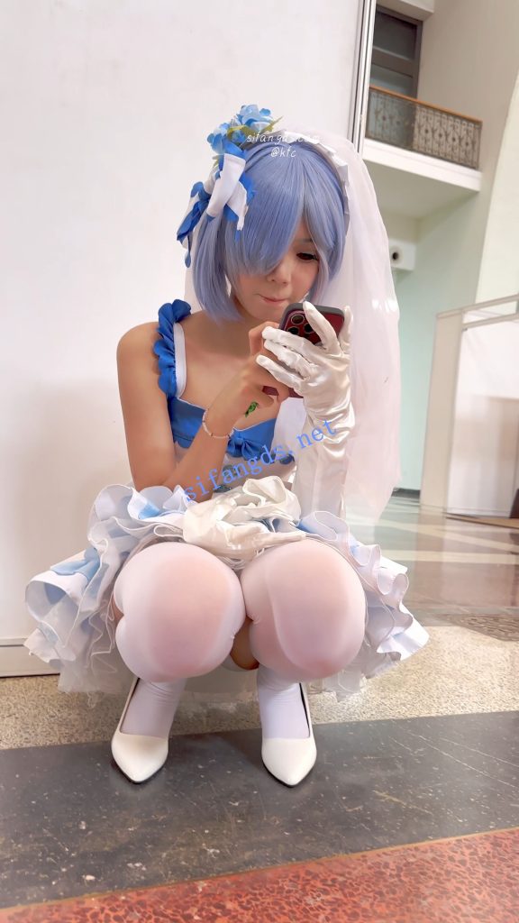 【永久专享】【KFC】顶级身材COSER蕾姆学生妹·过膝白丝婚纱短裙白内可爱【1V】【1.31G】