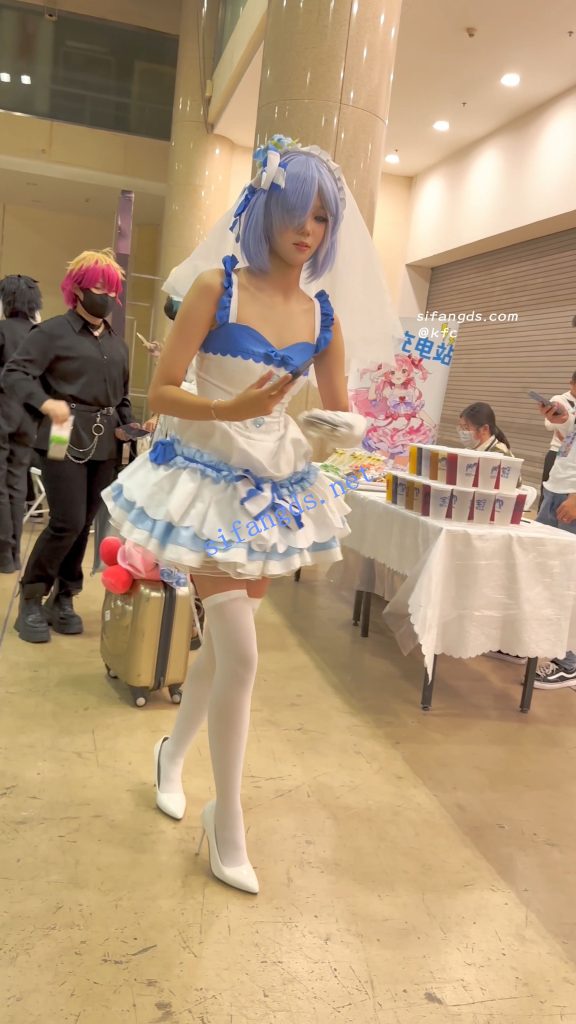 【永久专享】【KFC】顶级身材COSER蕾姆学生妹·过膝白丝婚纱短裙白内可爱【1V】【1.31G】