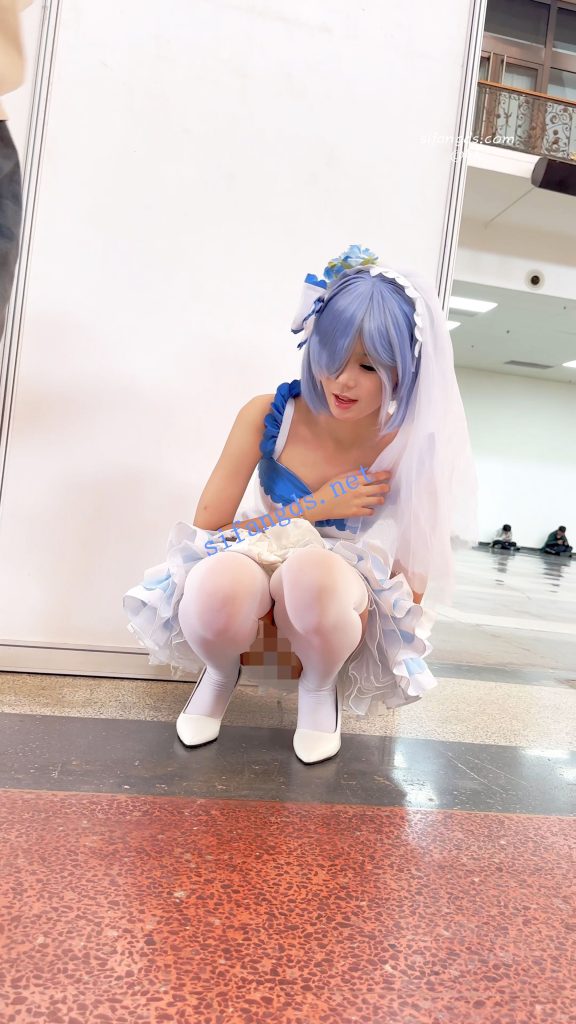 【永久专享】【KFC】顶级身材COSER蕾姆学生妹·过膝白丝婚纱短裙白内可爱【1V】【1.31G】