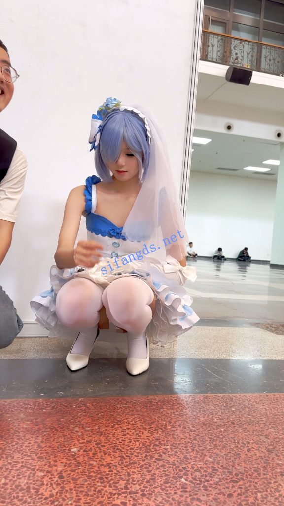 【永久专享】【KFC】顶级身材COSER蕾姆学生妹·过膝白丝婚纱短裙白内可爱【1V】【1.31G】