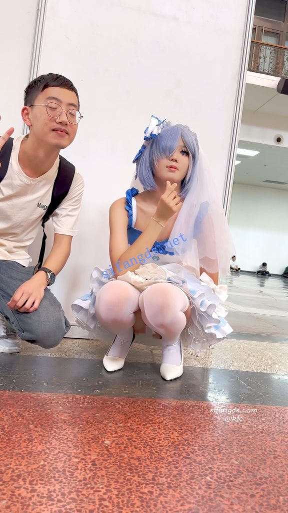 【永久专享】【KFC】顶级身材COSER蕾姆学生妹·过膝白丝婚纱短裙白内可爱【1V】【1.31G】