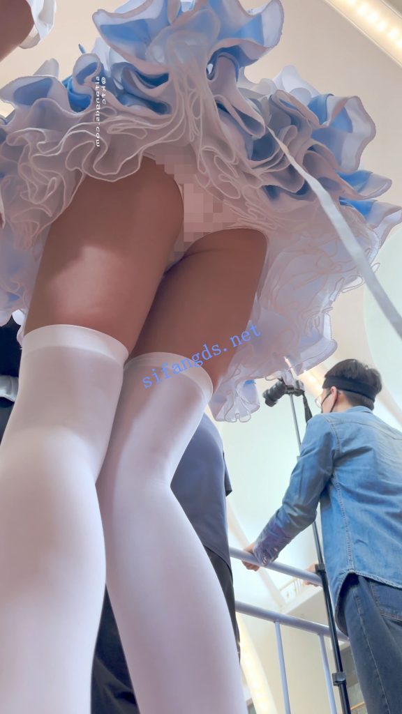 【永久专享】【KFC】顶级身材COSER蕾姆学生妹·过膝白丝婚纱短裙白内可爱【1V】【1.31G】