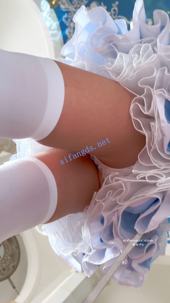 【永久专享】【KFC】顶级身材COSER蕾姆学生妹·过膝白丝婚纱短裙白内可爱【1V】【1.31G】