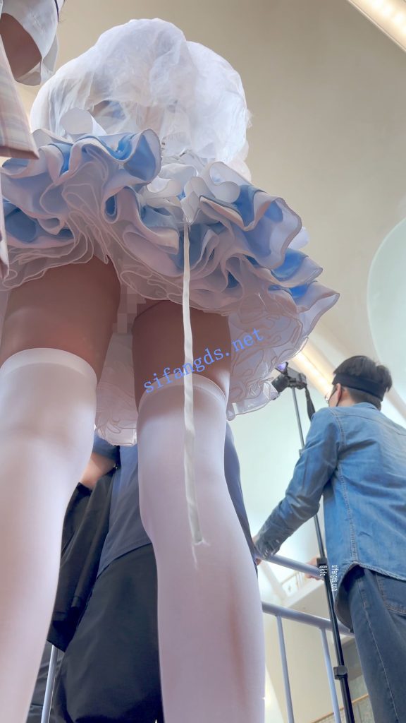 【永久专享】【KFC】顶级身材COSER蕾姆学生妹·过膝白丝婚纱短裙白内可爱【1V】【1.31G】