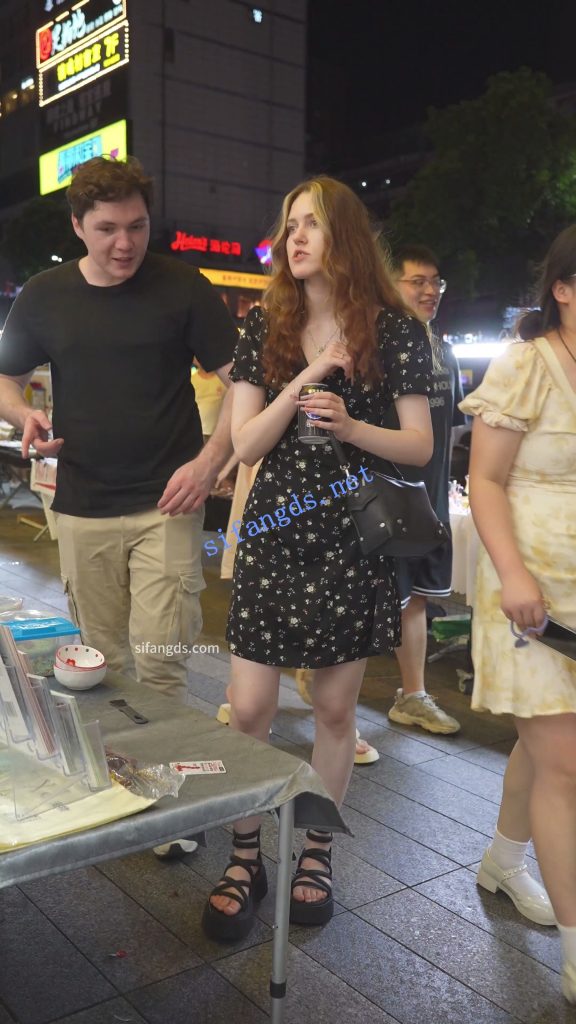 【永久专享】(BC-AA-591)花裙外国小姐姐..弯腰被CD蕾丝丁字裤屁股很白【1V】【224M】