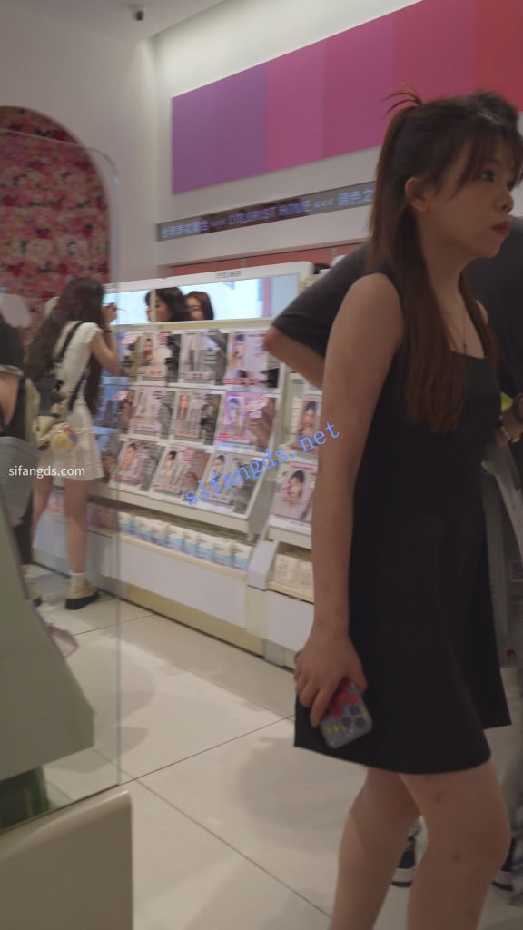 【永久专享】(BC-AA-588)美妆店CD露肩裙小姐姐..无痕内夹成丁字两侧露毛【1V】【587M】