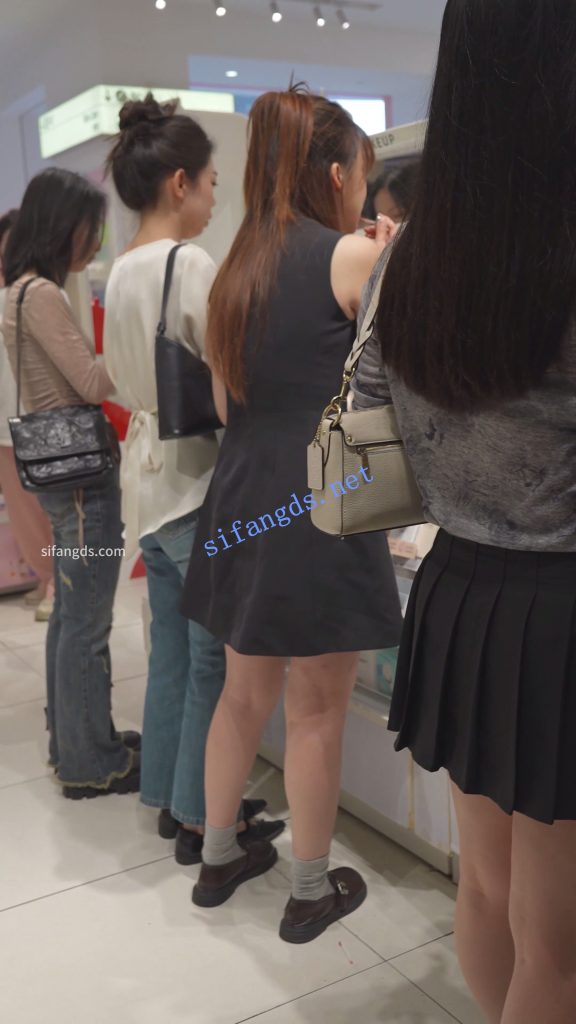 【永久专享】(BC-AA-588)美妆店CD露肩裙小姐姐..无痕内夹成丁字两侧露毛【1V】【587M】