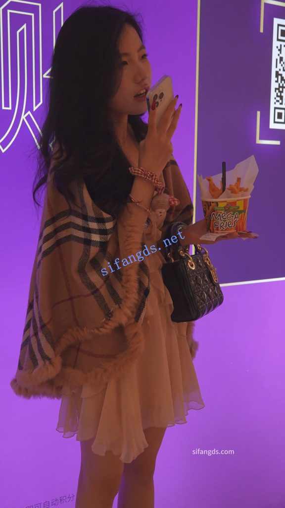 【永久专享】(BC-AA-589)蕾丝裙美女无缝衔接约会两男生..微透圆点内前后CD【1V】【343M】