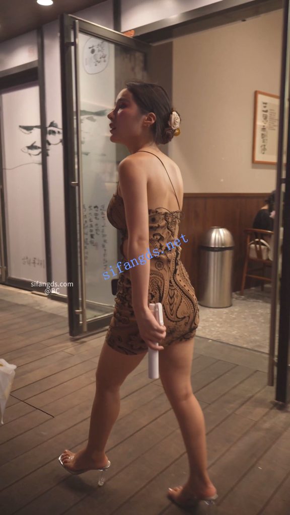 【永久专享】(BC-SSS-094)网红脸骚货露半个球逛街..打卡拍照前后CD丁字裤【1V】【851M】