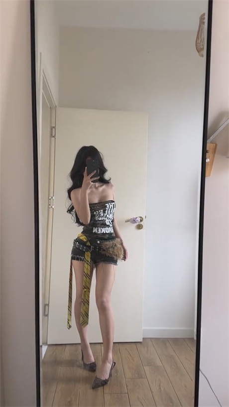❣️推荐❣️抖音颜值嫩妹【要相信光】裸舞诱惑，大尺度掰穴展示，奶圆逼粉，高质量蝴蝶穴【13V】【181M】