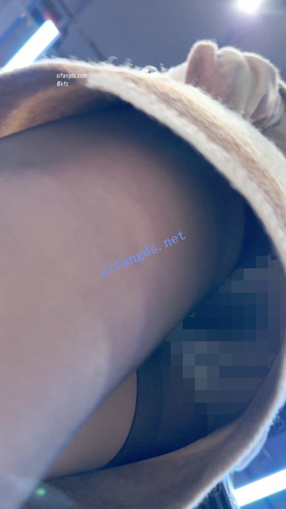 【永久专享】【KFC】包臀裙靓女和闺蜜逛街·黑色丝袜白色内内前后CD【1V】【223M】