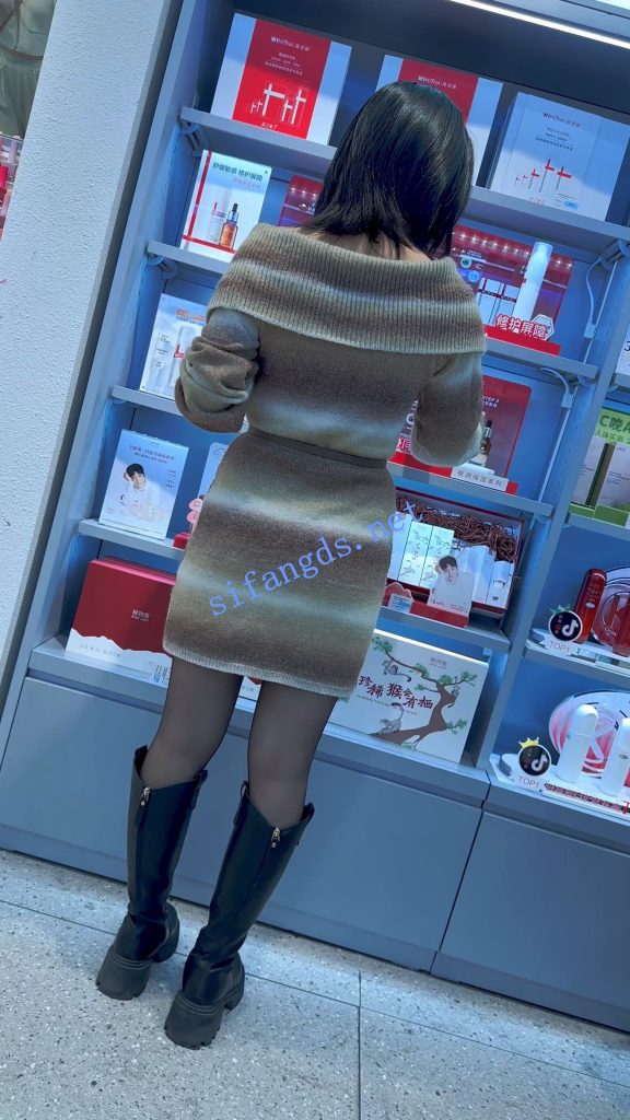 【永久专享】【KFC】包臀裙靓女和闺蜜逛街·黑色丝袜白色内内前后CD【1V】【223M】