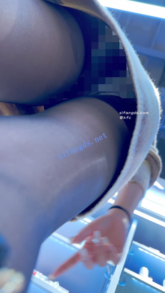 【永久专享】【KFC】包臀裙靓女和闺蜜逛街·黑色丝袜白色内内前后CD【1V】【223M】