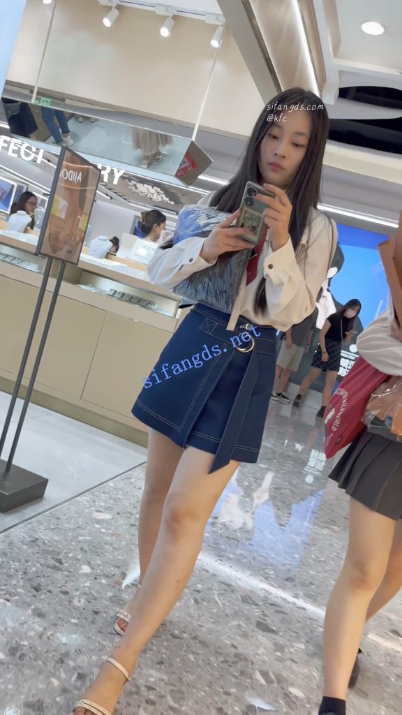 【永久专享】【KFC】靓女下班回家·一直专注玩手机·短裙半透白内尿黄一片【1V】【764M】