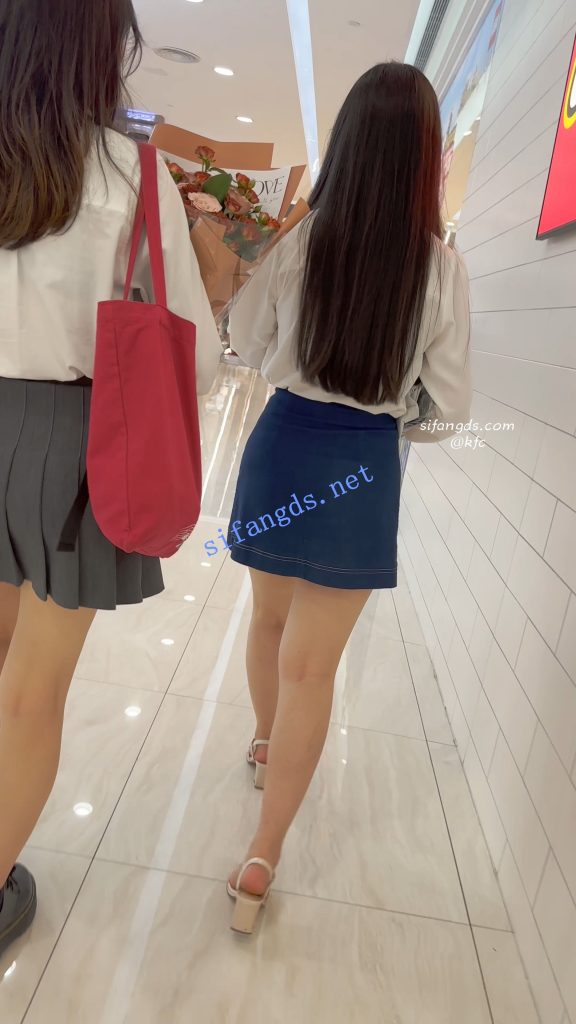 【永久专享】【KFC】靓女下班回家·一直专注玩手机·短裙半透白内尿黄一片【1V】【764M】