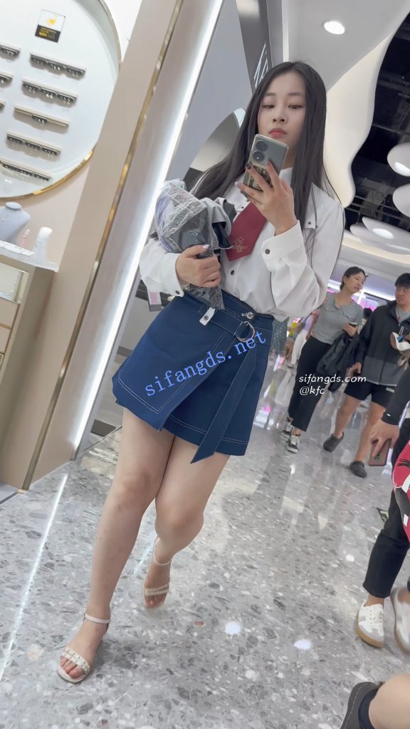 【永久专享】【KFC】靓女下班回家·一直专注玩手机·短裙半透白内尿黄一片【1V】【764M】