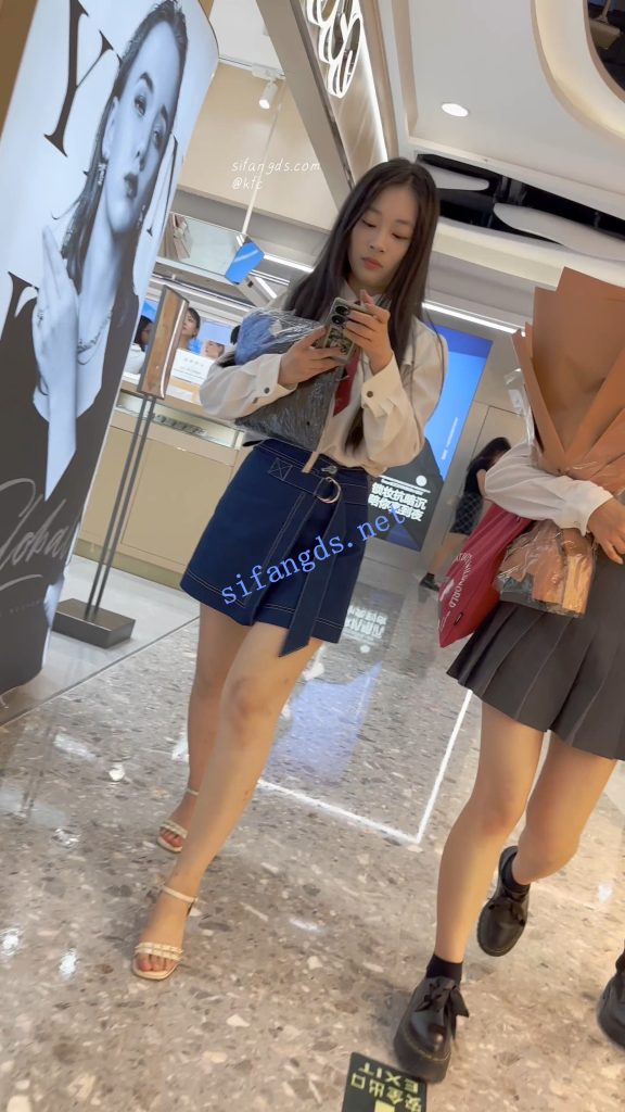 【永久专享】【KFC】靓女下班回家·一直专注玩手机·短裙半透白内尿黄一片【1V】【764M】