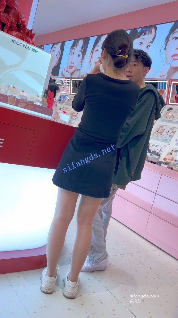 【永久专享】【KFC】短裙学生妹酷似许家印·0D肉丝白内·翘起屁股拍超清CD【1V】【309M】