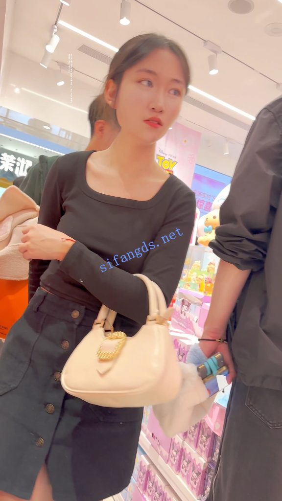 【永久专享】【KFC】短裙学生妹酷似许家印·0D肉丝白内·翘起屁股拍超清CD【1V】【309M】