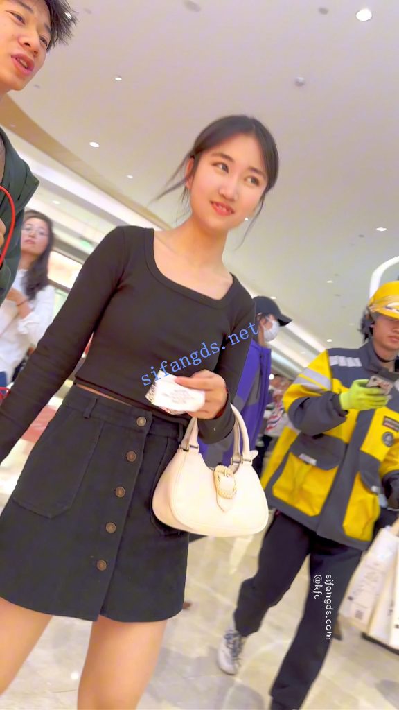 【永久专享】【KFC】短裙学生妹酷似许家印·0D肉丝白内·翘起屁股拍超清CD【1V】【309M】