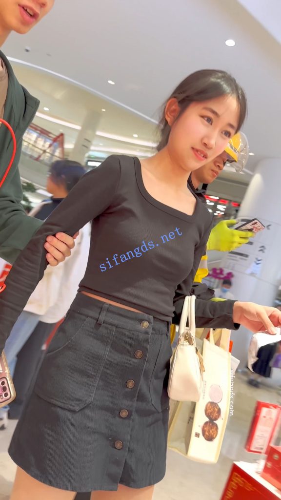 【永久专享】【KFC】短裙学生妹酷似许家印·0D肉丝白内·翘起屁股拍超清CD【1V】【309M】