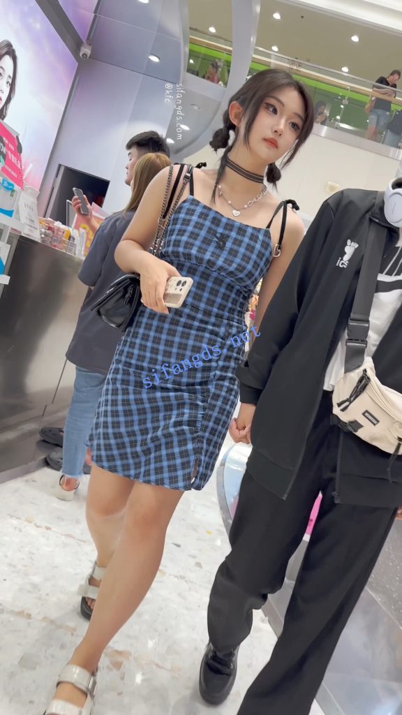 【永久专享】【KFC】精神小妹和黄毛男友逛街·露背吊带裙白色内内前后CD【1V】【369M】